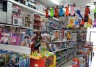קחי את כל הילדים לחנות משחקים וקני להם משחק חדש